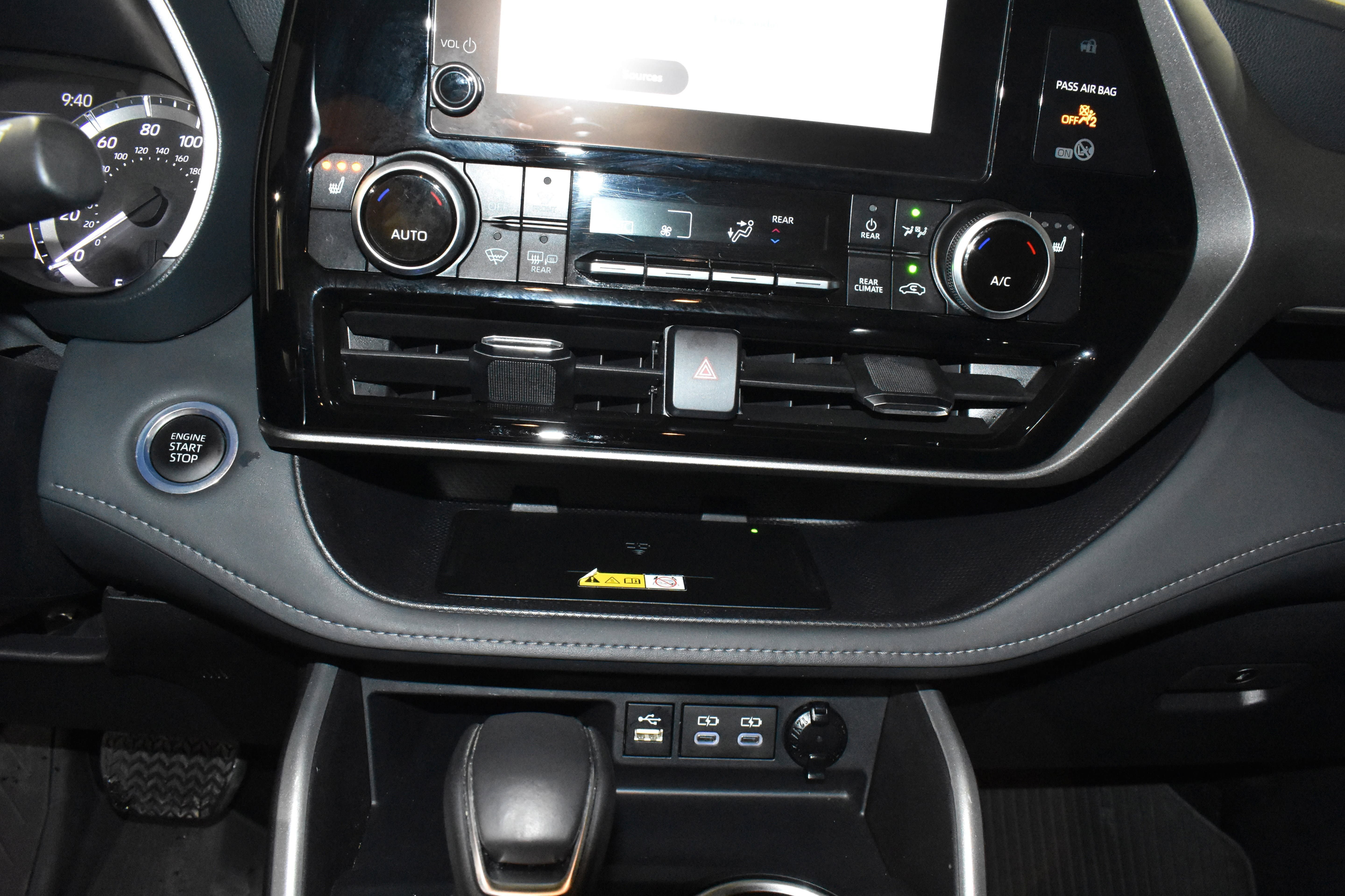 Used 2025 Toyota Highlander XLE FWD image 18