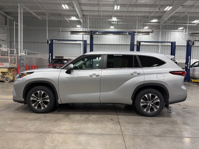 Certified 2024 Toyota Highlander XLE image 59