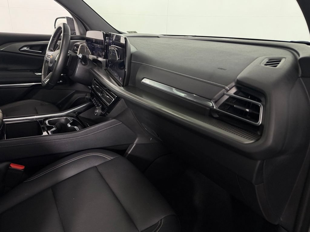 Used 2025 Chevrolet Traverse LT FWD image 34