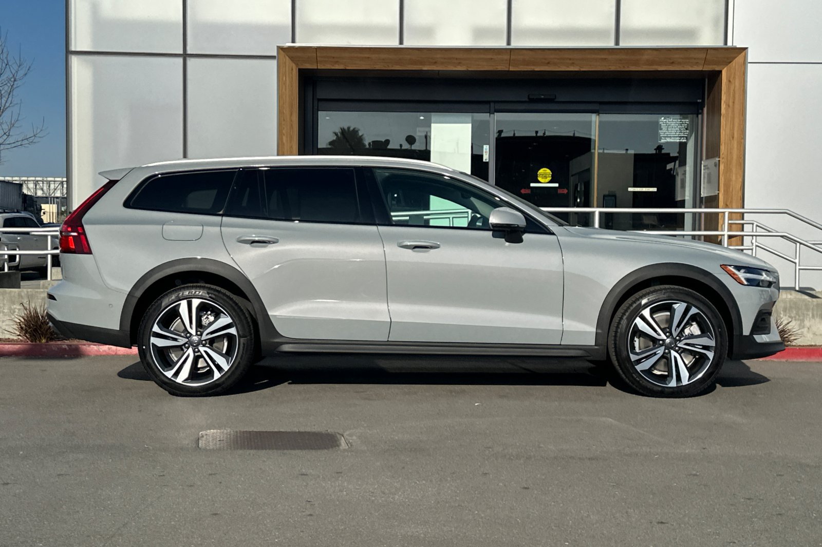 New 2026 Volvo V60 B5 Cross Country Plus w/ Climate Package AWD/4WD image 8