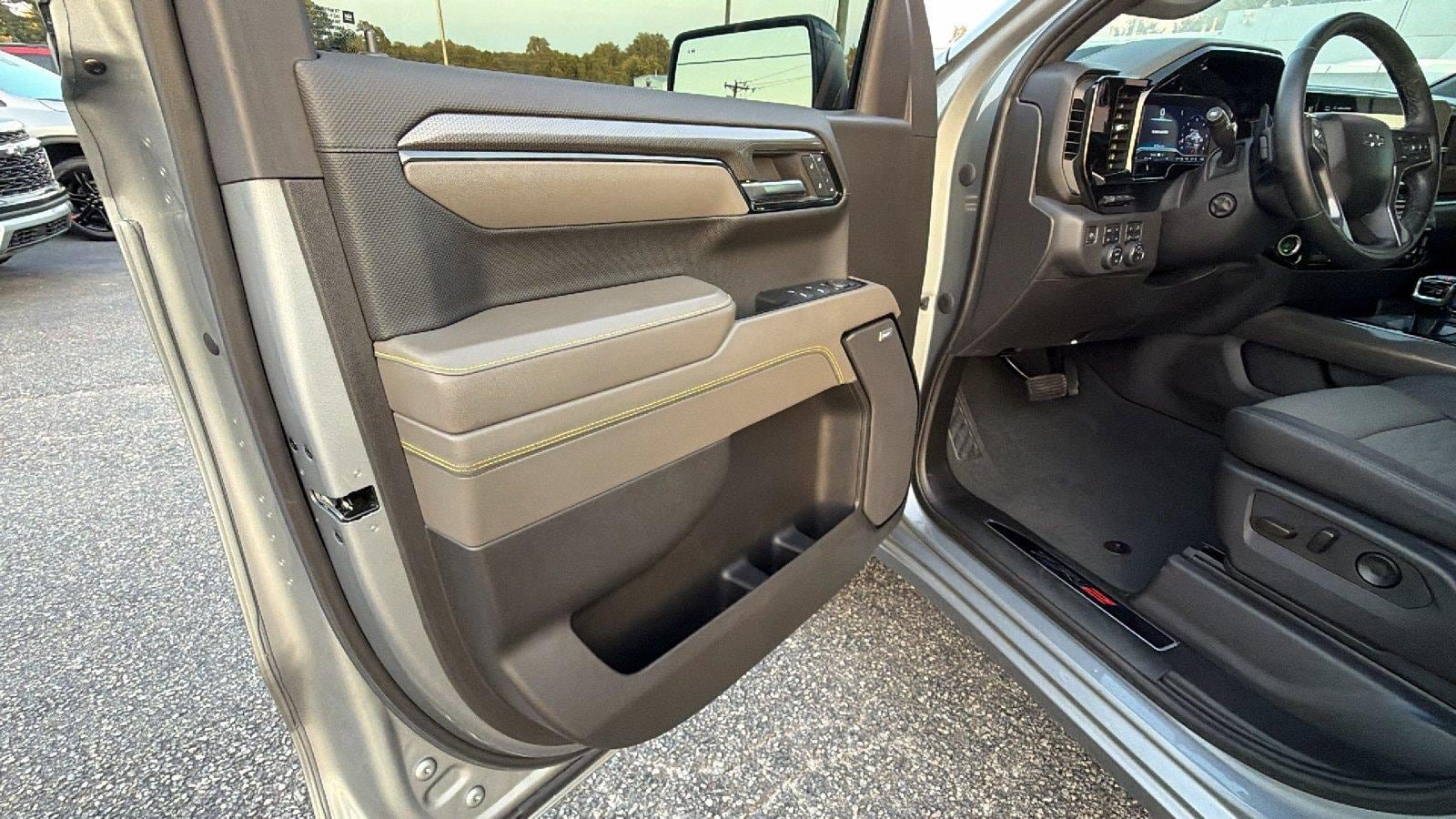 Used 2024 Chevrolet Silverado 1500 ZR2 w/ Technology Package AWD/4WD image 15