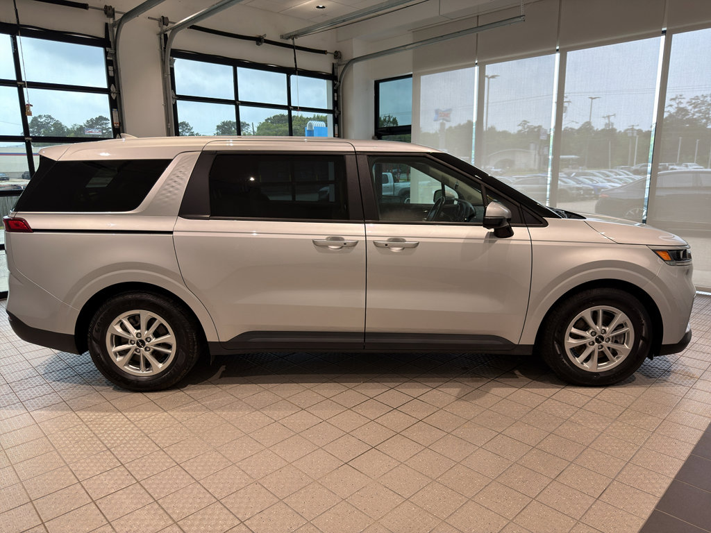 Used 2023 Kia Carnival LX FWD image 6