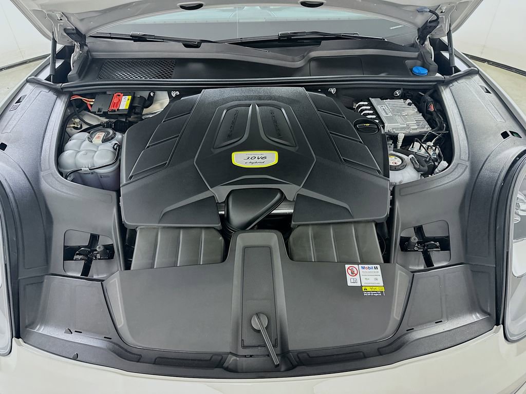 Certified 2023 Porsche Cayenne Platinum Edition image 32