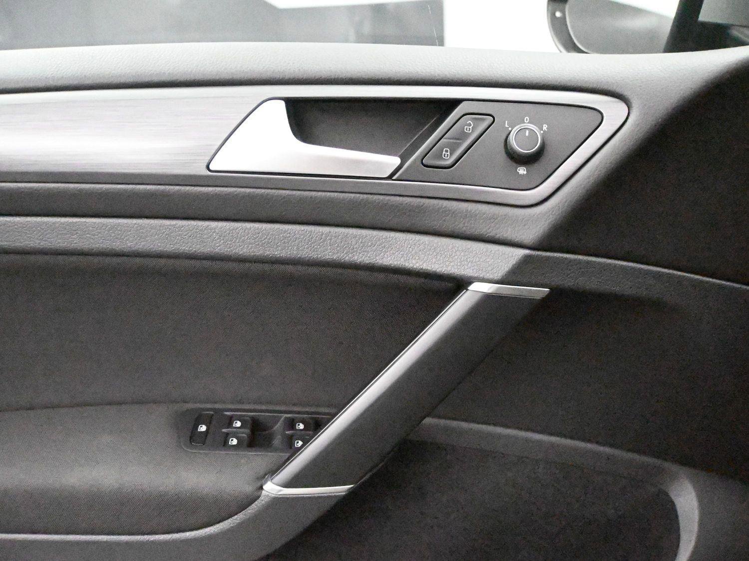 Used 2018 Volkswagen Golf S image 6