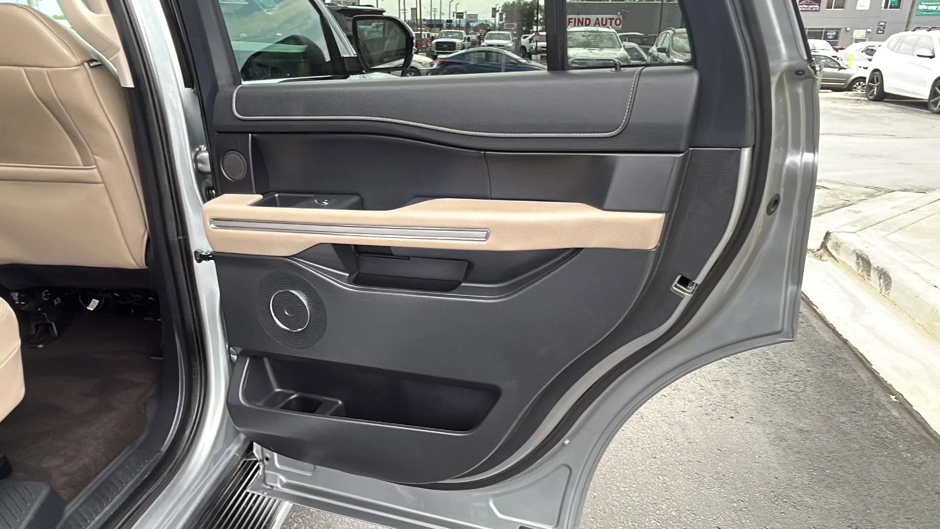 Used 2023 Ford Expedition Limited image 16
