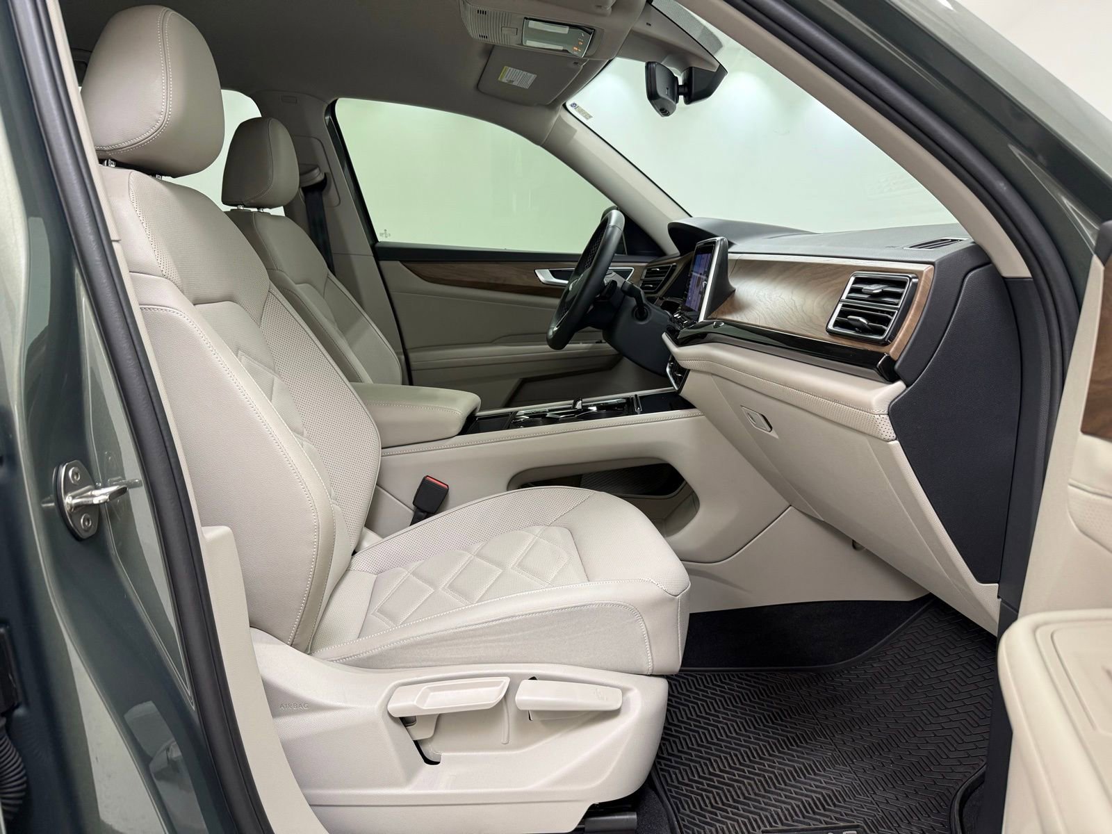 Used 2025 Volkswagen Atlas SE image 29