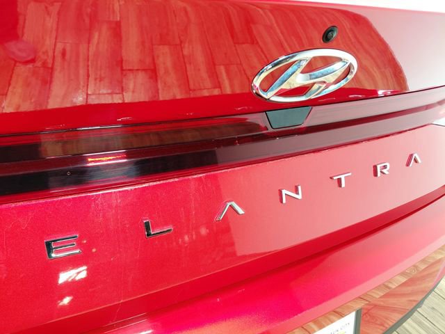 Used 2022 Hyundai Elantra SE image 12