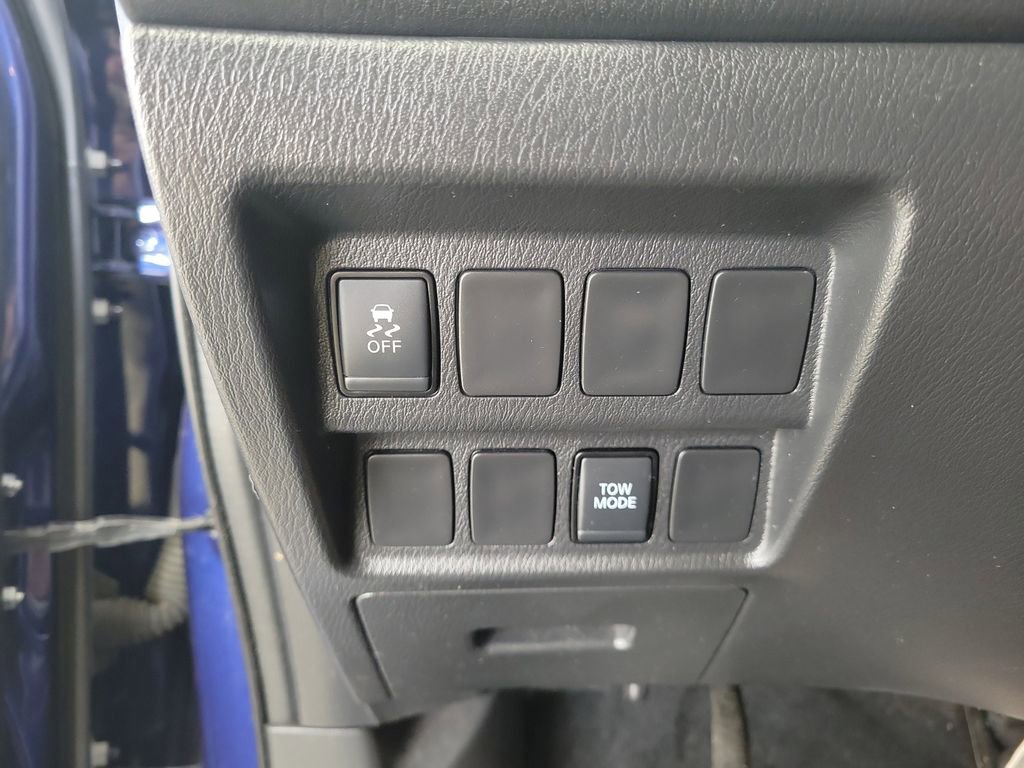 Used 2020 Nissan Pathfinder S image 32