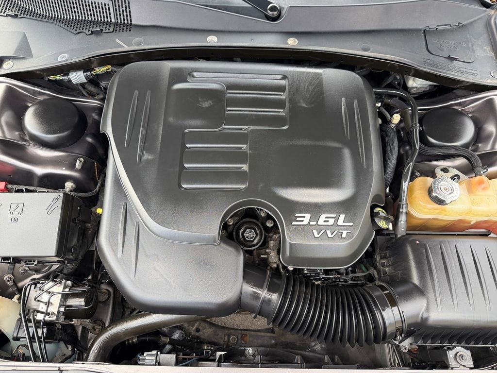 Used 2014 Chrysler 300 AWD w/ Driver Convenience Group image 9