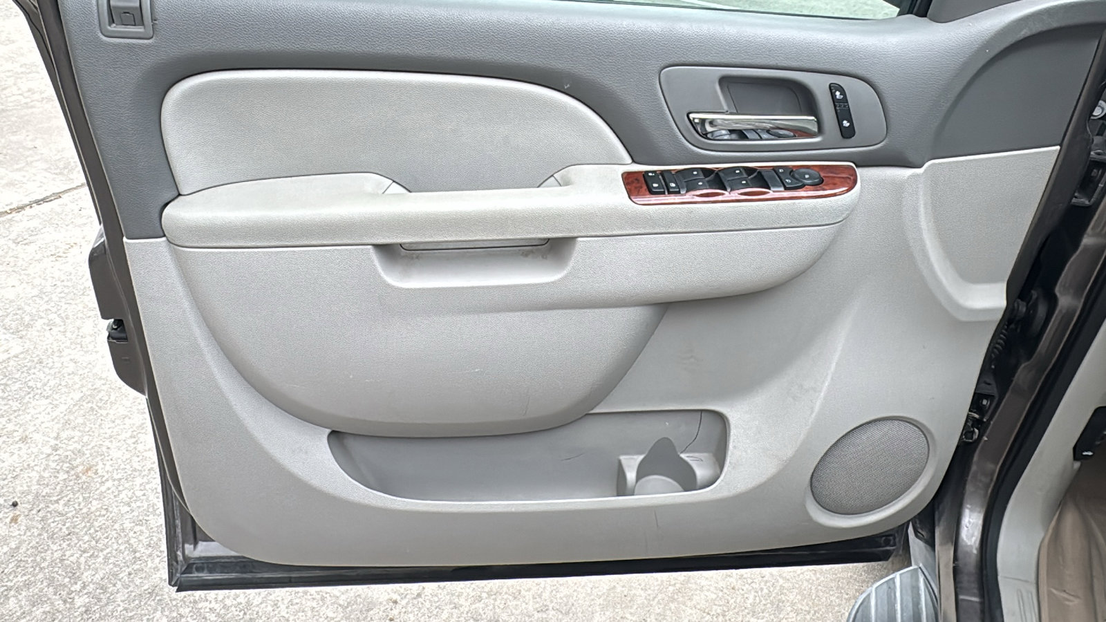 Used 2013 Chevrolet Suburban LT image 12