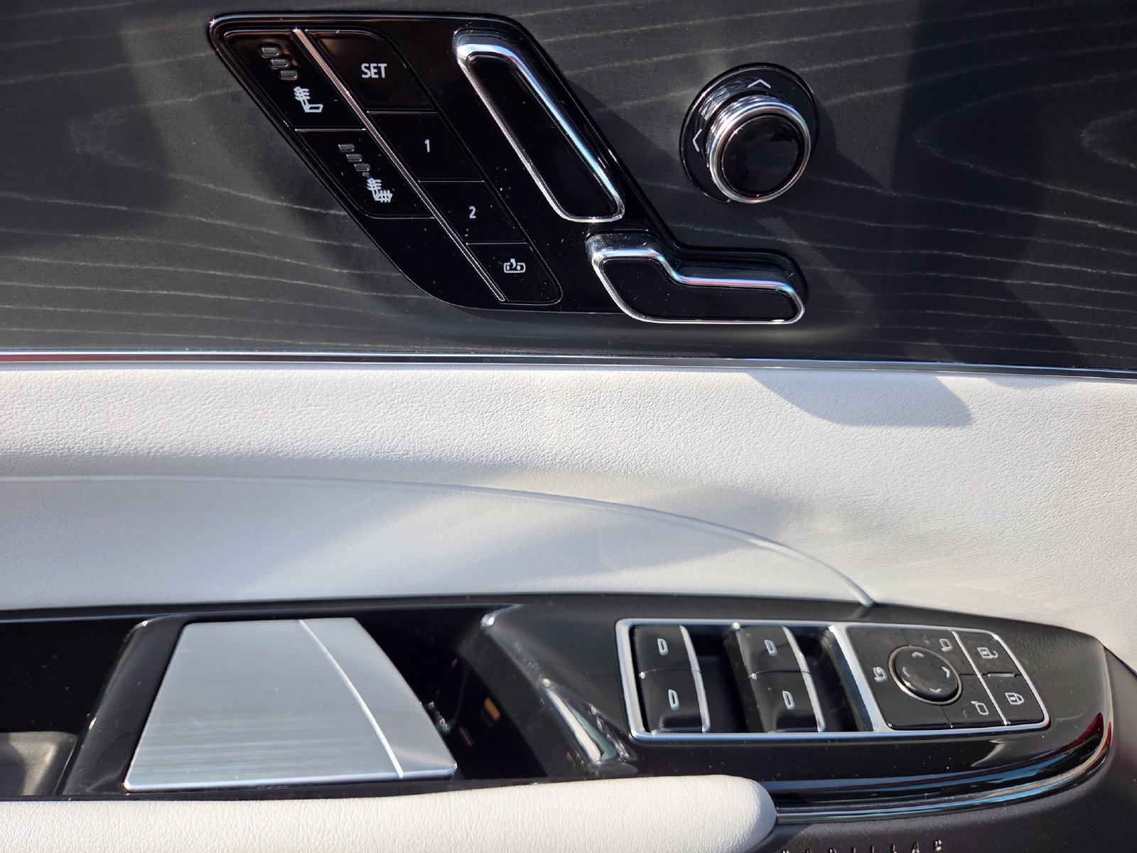 Certified 2024 Cadillac Lyriq Luxury AWD/4WD image 30