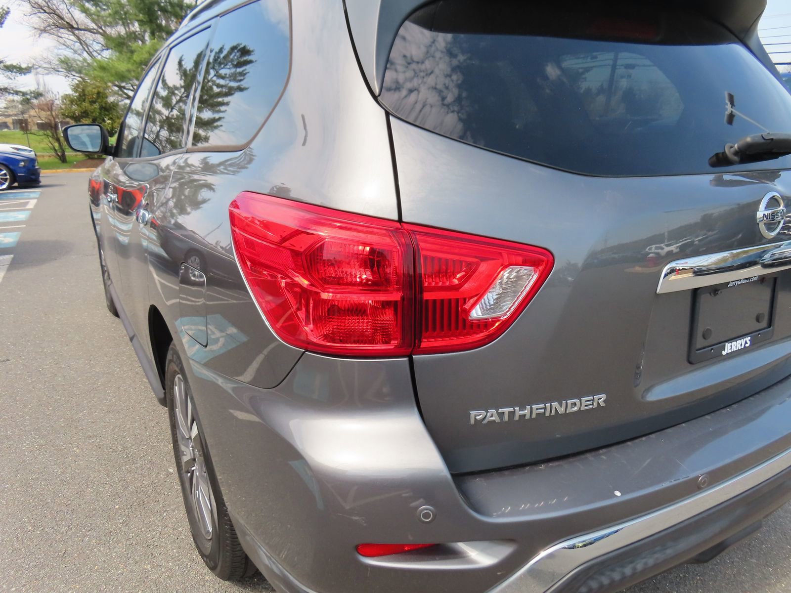 Used 2019 Nissan Pathfinder SV image 10