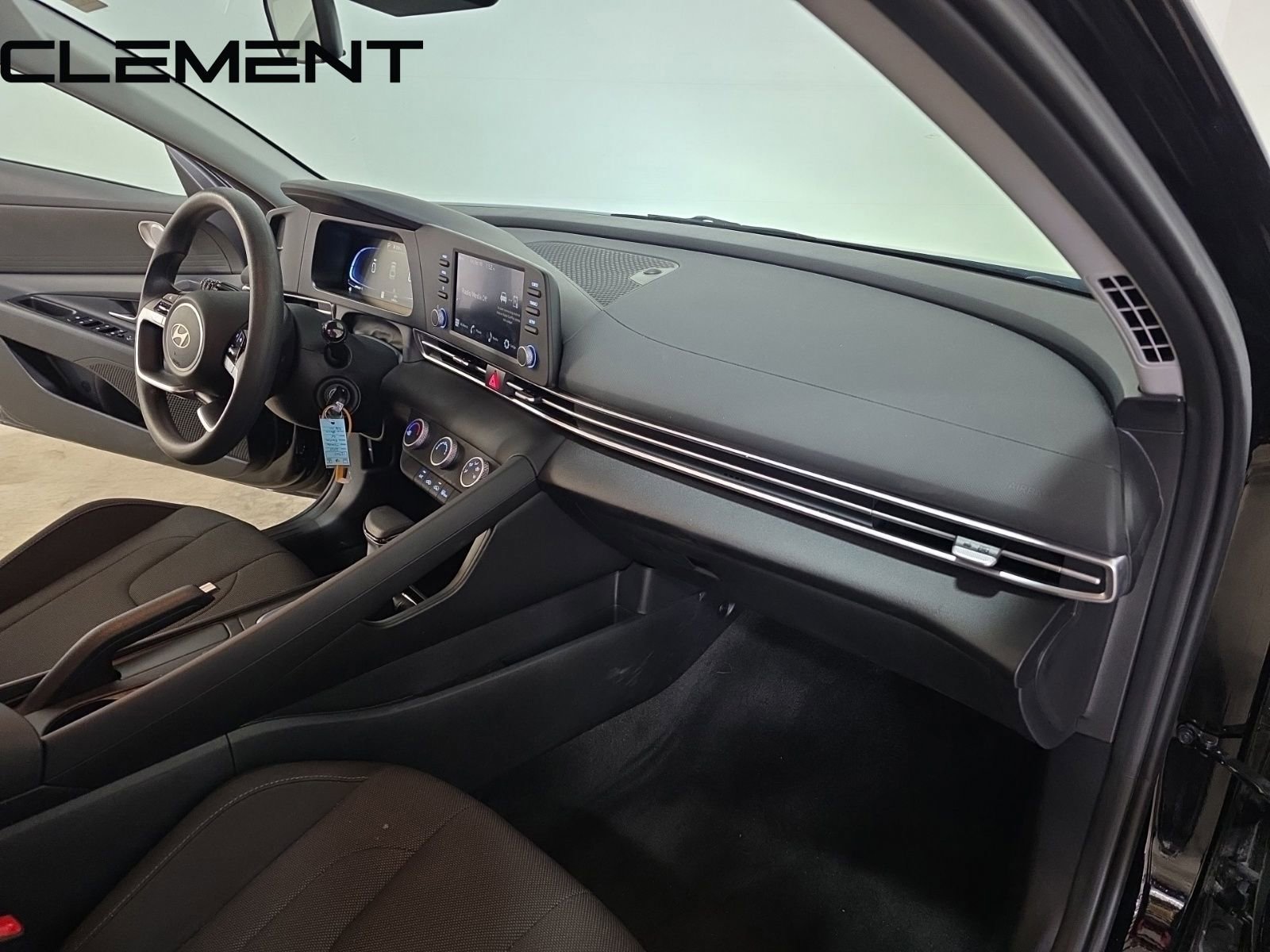 Used 2025 Hyundai Elantra SE image 33