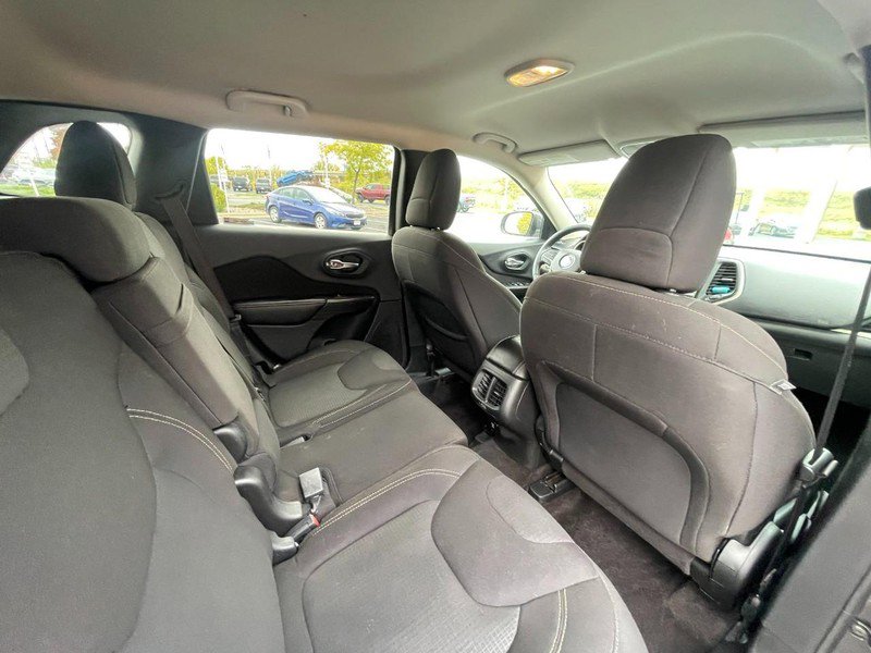 Used 2017 Jeep Cherokee Latitude w/ Cold Weather Group image 10
