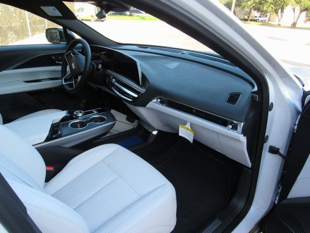 New 2025 Cadillac Lyriq Luxury RWD image 14
