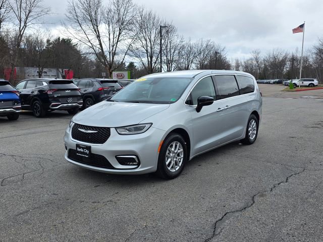 Used 2024 Chrysler Pacifica Touring-L FWD image 4