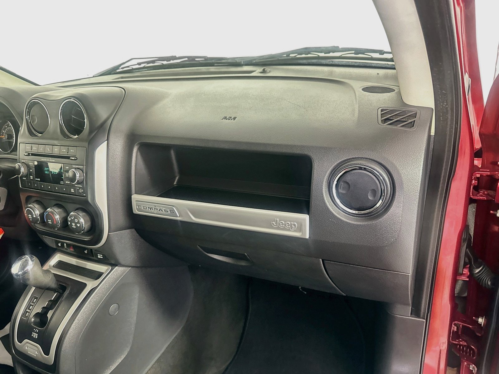 Used 2017 Jeep Compass Latitude FWD image 25