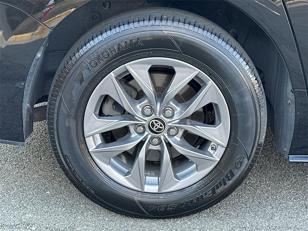 Used 2022 Toyota Sienna XLE image 8