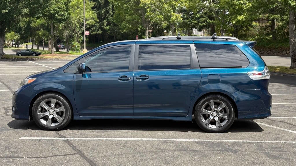 Used 2011 Toyota Sienna SE image 2