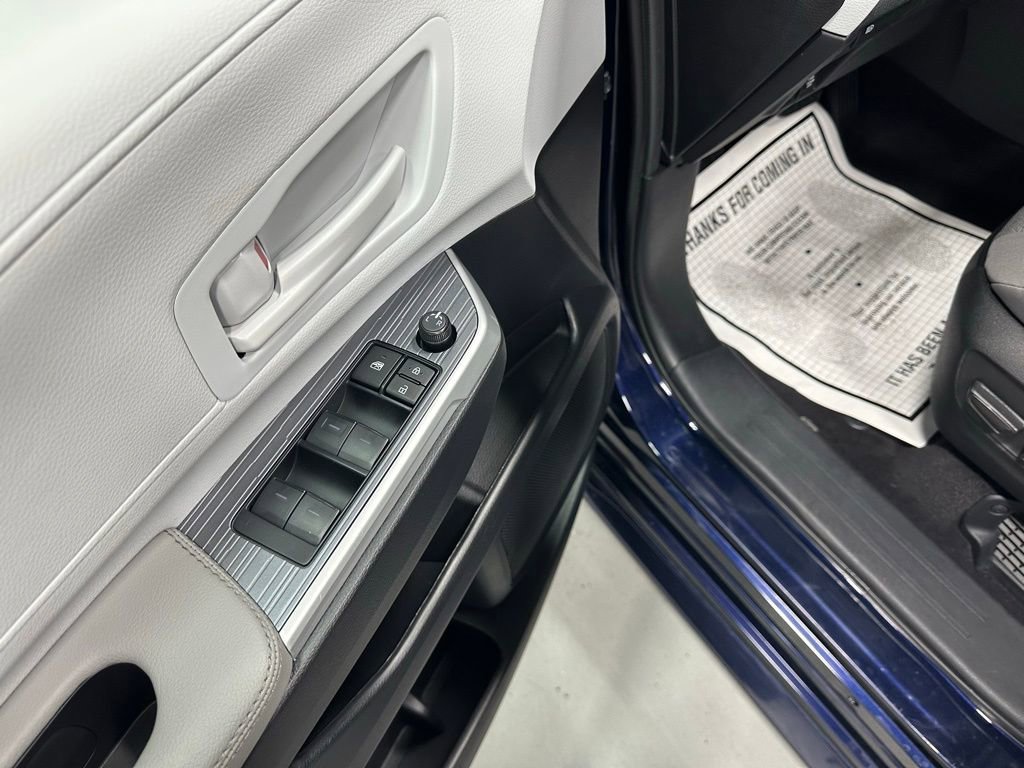Used 2025 Toyota Sienna LE image 8