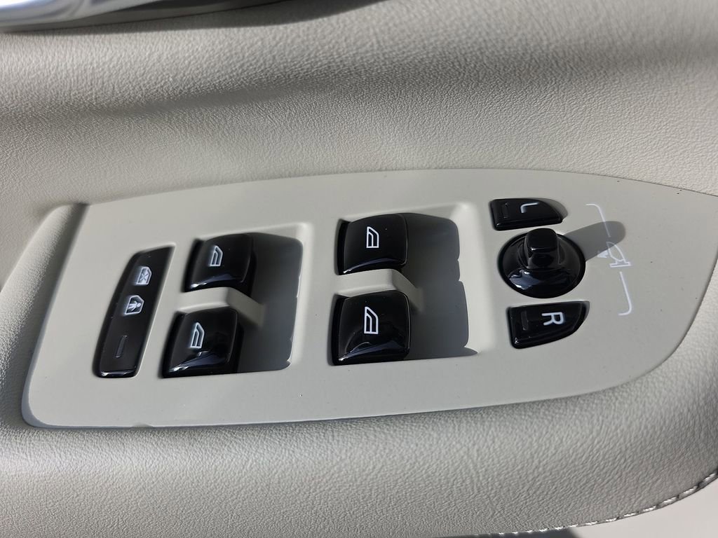 New 2026 Volvo XC90 B6 Ultra w/ Protection Package image 40