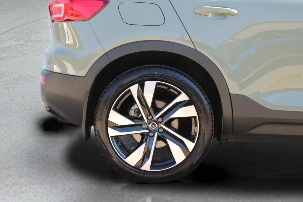 Certified 2025 Volvo XC40 B5 Ultra w/ Protection Package Premier AWD/4WD image 12