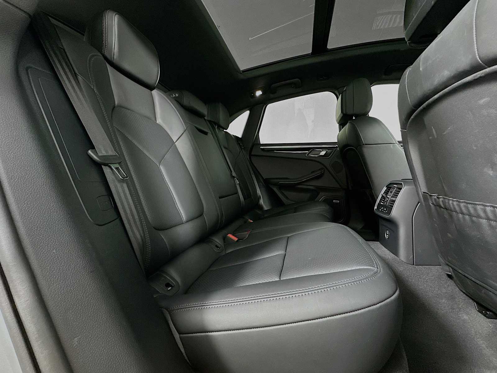Certified 2025 Porsche Macan AWD/4WD image 29