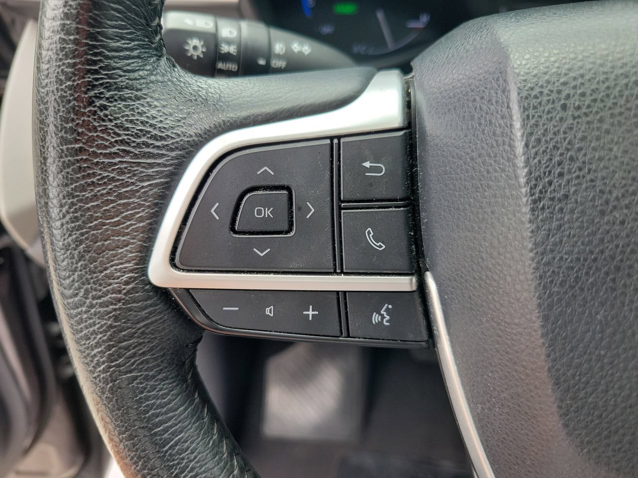 Used 2024 Toyota Sienna XLE FWD image 21