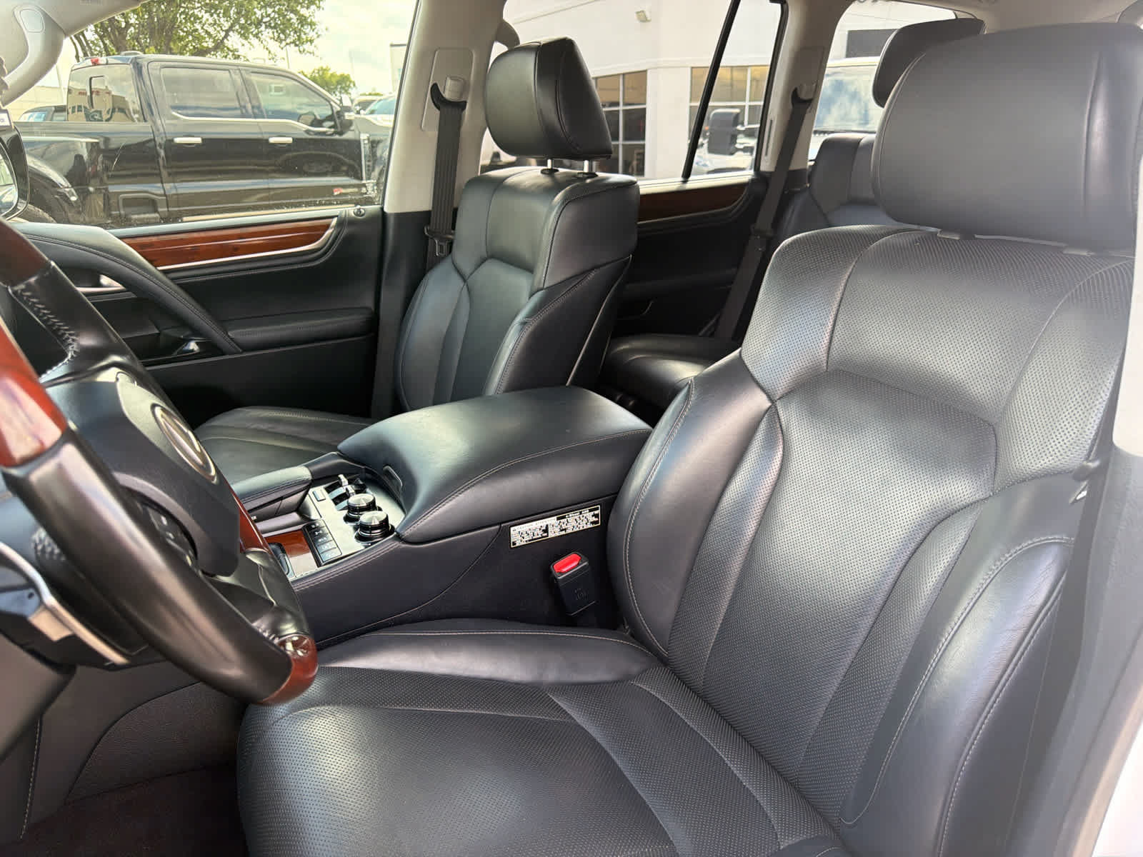 Used 2021 Lexus LX 570 4WD w/ Luxury Package image 7
