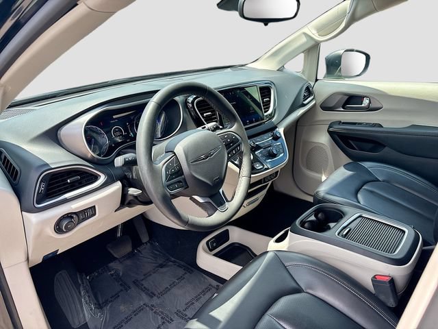 Used 2023 Chrysler Pacifica Touring-L FWD image 10