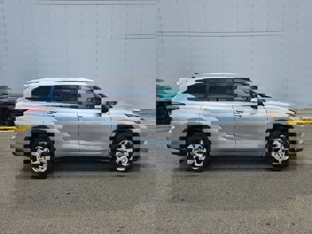 Used 2024 Toyota Highlander LE image 6