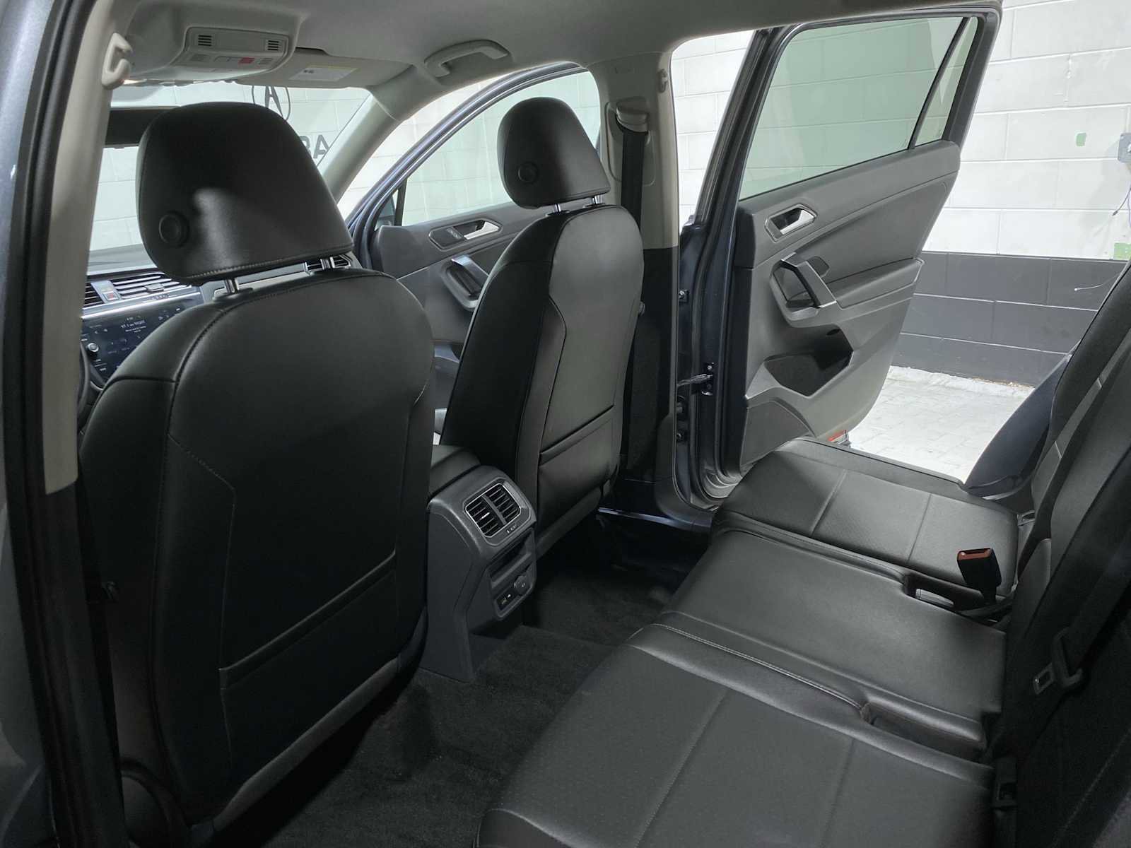 Used 2018 Volkswagen Tiguan SE AWD/4WD image 12
