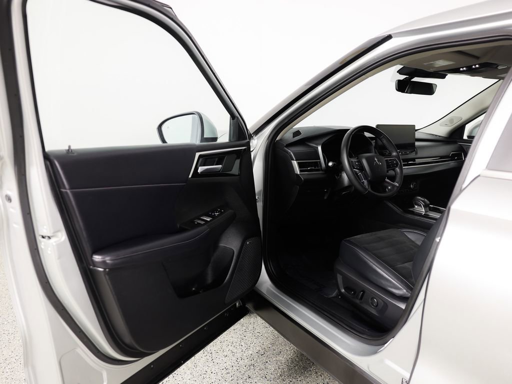 Used 2025 Mitsubishi Outlander SE image 21
