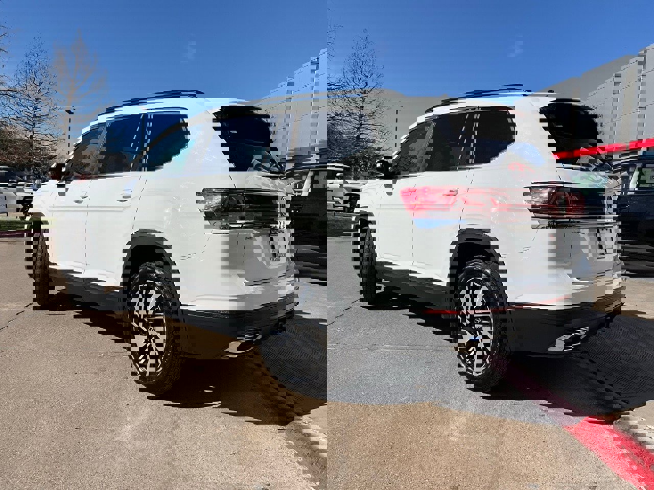 Used 2025 Volkswagen Atlas SE image 8