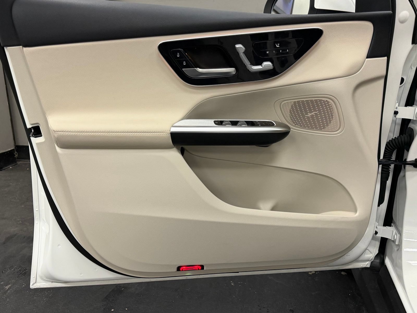 Used 2025 Mercedes-Benz GLC 350e 4MATIC image 22