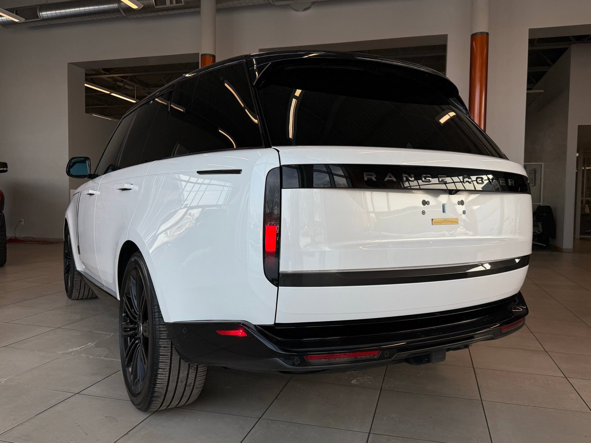 Used 2025 Land Rover Range Rover SE image 5