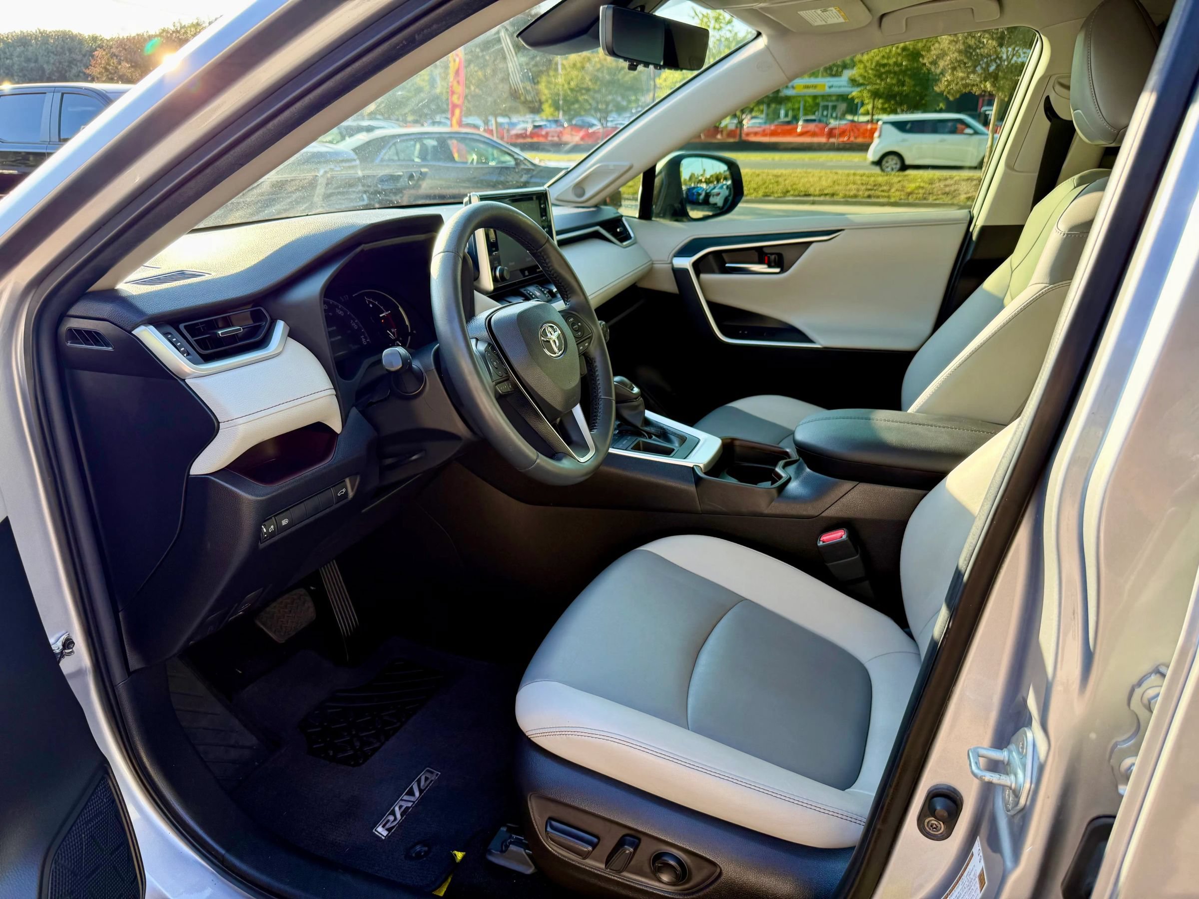 Used 2021 Toyota RAV4 Limited FWD image 9