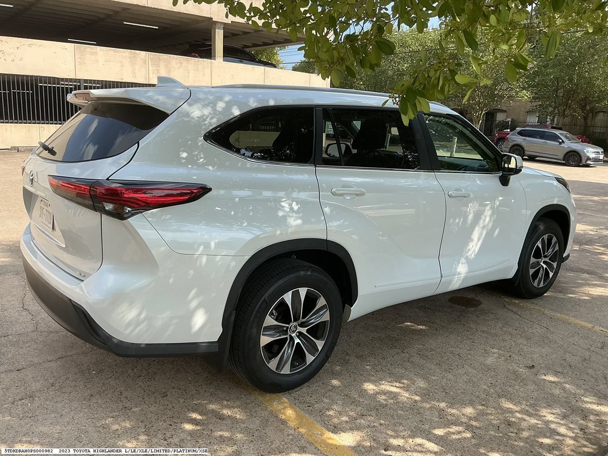 Used 2023 Toyota Highlander XLE FWD image 5