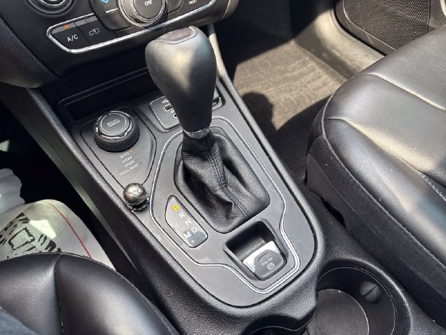 Used 2021 Jeep Cherokee Latitude Plus w/ Sun & Sound Group AWD/4WD image 19