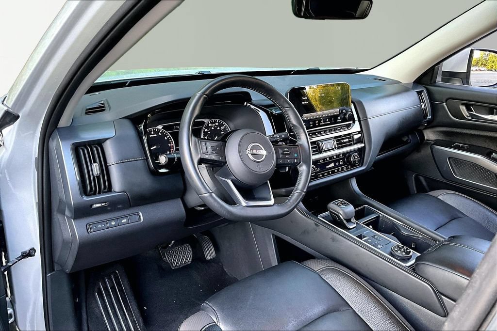 Used 2023 Nissan Pathfinder SL w/ Black Appearance Package AWD/4WD image 15