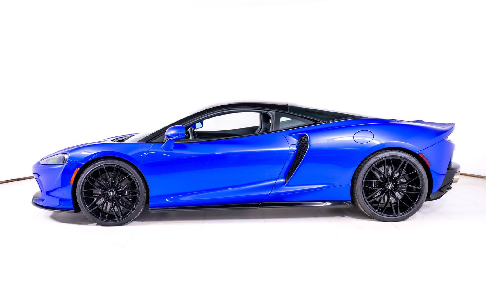 Used 2023 McLaren GT image 2