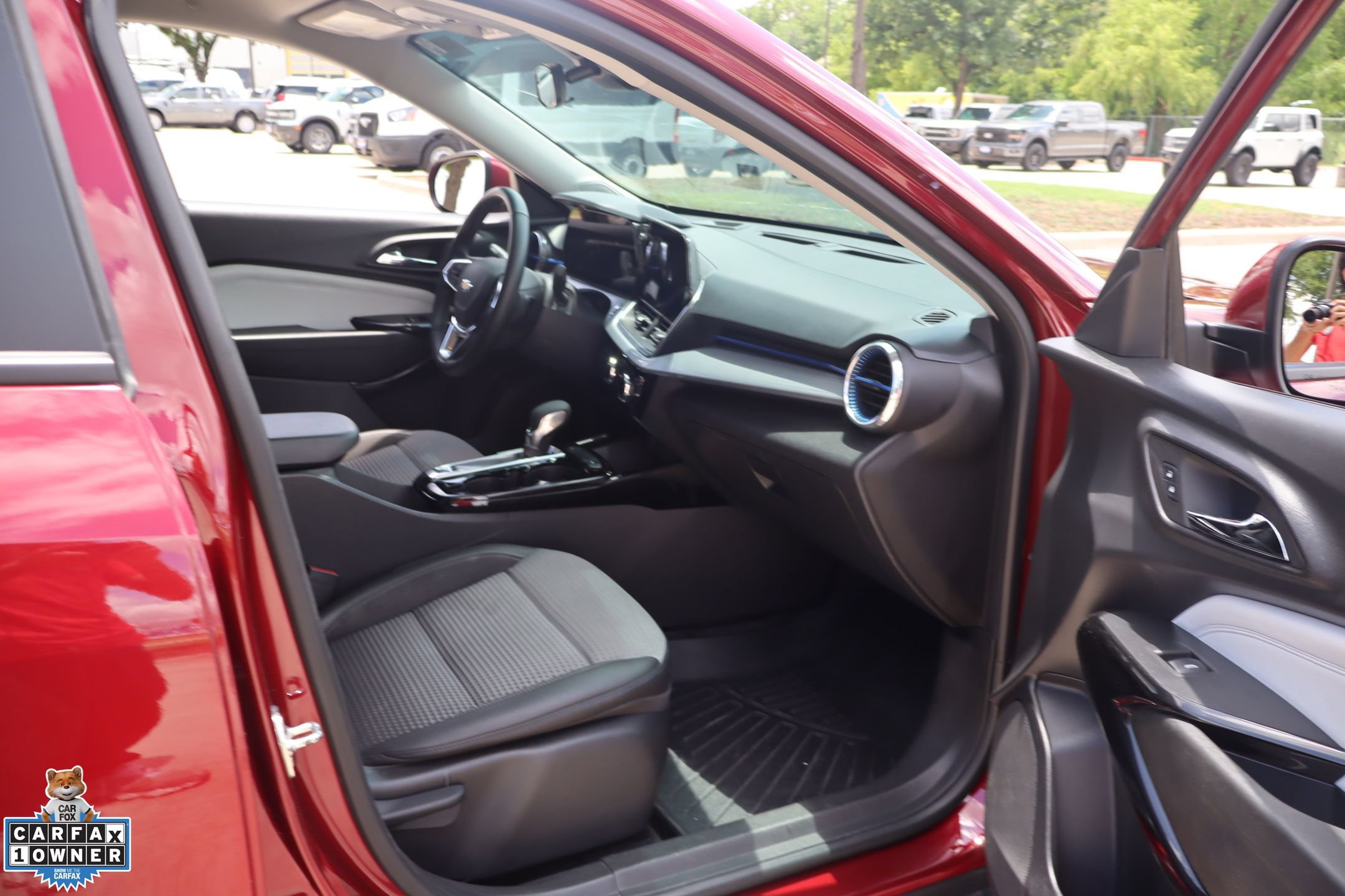 Used 2024 Chevrolet Trax LT w/ LT Convenience Package FWD image 28
