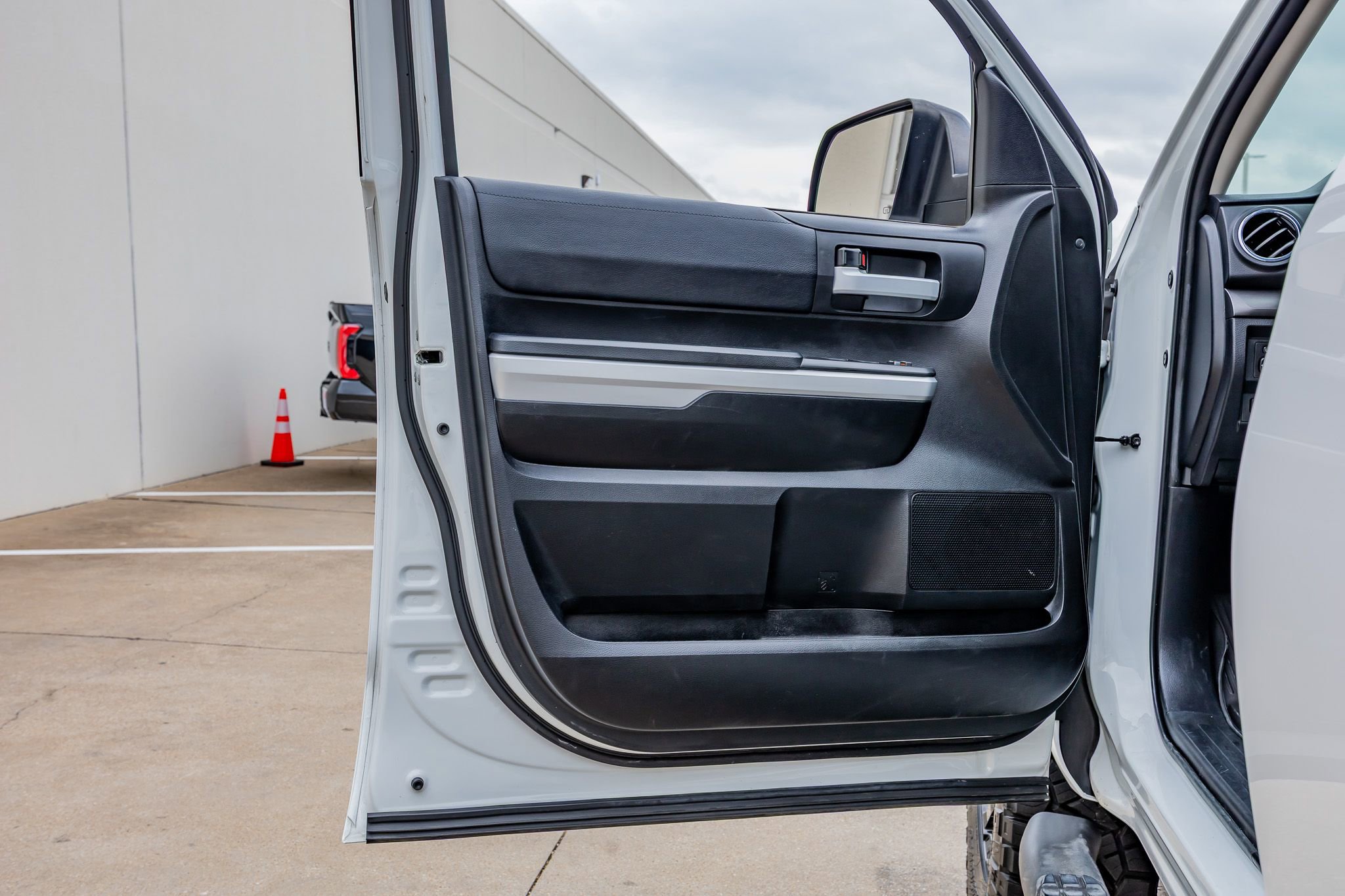 Used 2021 Toyota Tundra SR5 w/ SR5 Upgrade Package AWD/4WD image 36