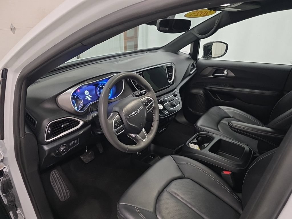Used 2025 Chrysler Pacifica Select FWD image 14