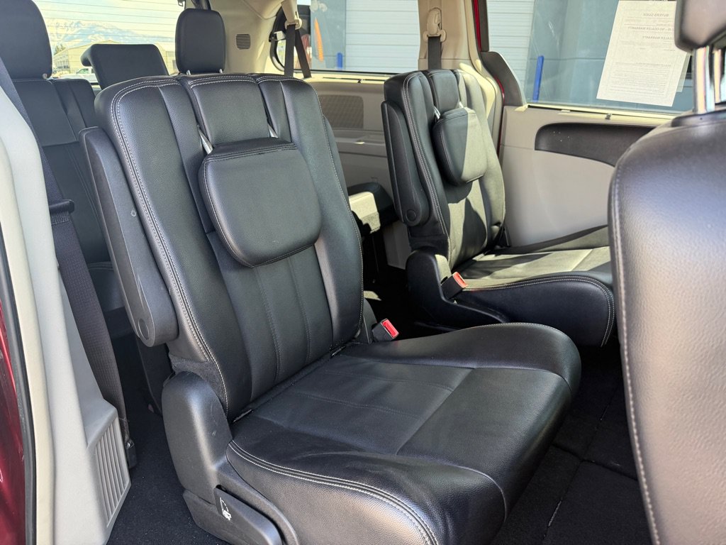 Used 2015 Chrysler Town & Country Touring FWD image 22