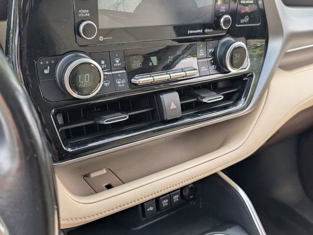 Used 2020 Toyota Highlander XLE image 26