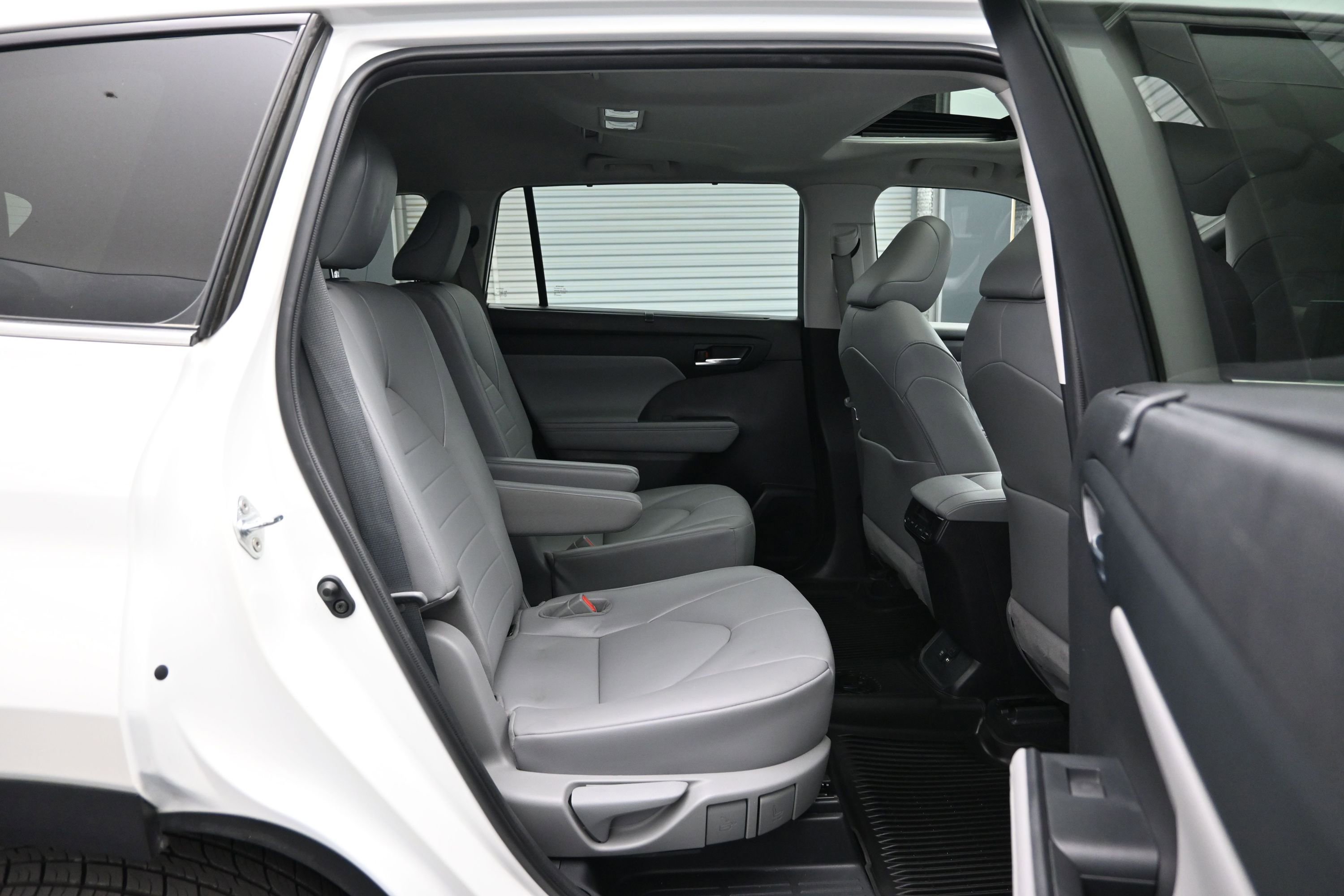 Used 2021 Toyota Highlander XLE AWD/4WD image 12