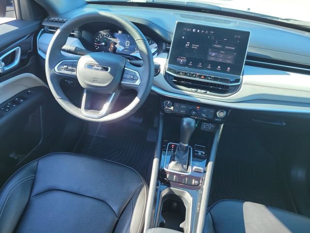 Used 2025 Jeep Compass Limited image 15