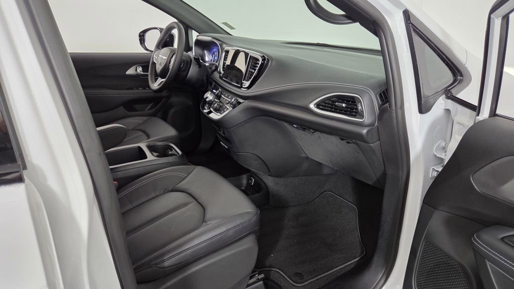Used 2026 Chrysler Pacifica Select image 37