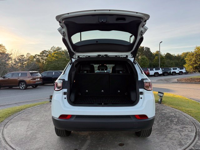 Used 2023 Jeep Compass Latitude w/ Convenience Group AWD/4WD image 30